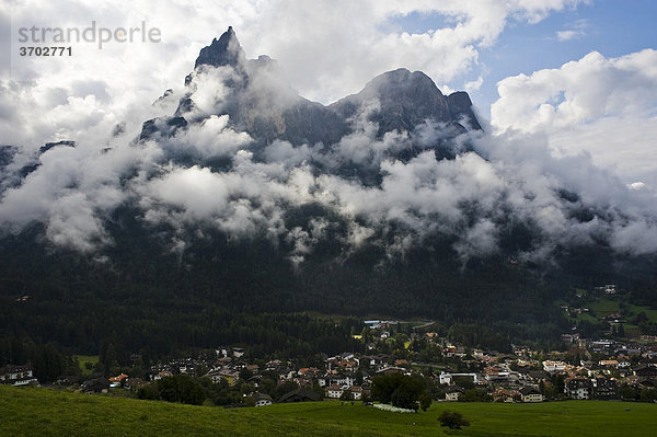 Blick auf den wolkenverhangenen Schlern  an seinem Fuß liegt die Ortschaft Seis  Dolomiten  Südtirol  Italien  Europa