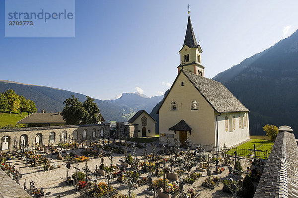 Dorfkirche mit Friedhof im Grödnertal  Dolomiten  Pufels  Südtirol  Italien  Europa