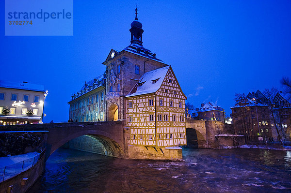 Altes Rathaus in der Regnitz im Winter  Bamberg  Oberfranken  Franken  Bayern  Deutschland  Europa