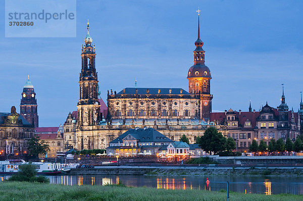 Barockes Dresden bei Dämmerung  Elbe  Hofkirche  Schloss  Italienisches Dörfchen  Dresden  Sachsen  Deutschland  Europa