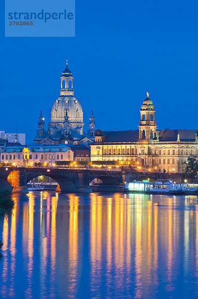 Dresden bei Dämmerung  Elbe  beleuchtete Altstadt  Ständehaus  Frauenkirche  Sekundogenitur  Augustusbrücke  Sachsen  Deutschland  Europa