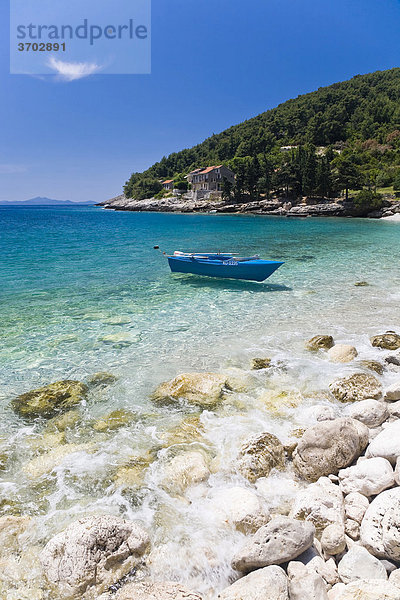 Leeres Boot in einer Badebucht auf Korcula  Insel Korcula  Dubrovnik Neretva  Dalmatien  Kroatien  Europa
