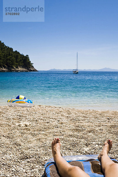 Frau relaxt am Strand  Insel Korcula  Dubrovnik Neretva  Dalmatien  Kroatien  Europa