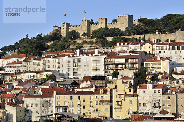 Blick auf die Burg Castelo de Sao Jorge  maurische Wehranlage  vom Aufzug Elevador Santa Justa  Lissabon  Portugal  Europa