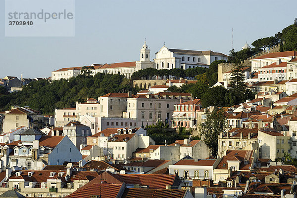Blick auf das Kloster Mosteiro Nossa Senhora da Graca im Stadtteil Alfama  Lissabon  Portugal  Europa