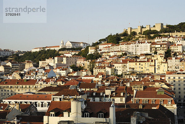 Blick auf den Stadtteil Baixa  das Kloster Mosteiro Nossa Senhora da Graca und die Burg Castelo Sao Jorge  maurische Wehranlage  Lissabon  Portugal  Europa