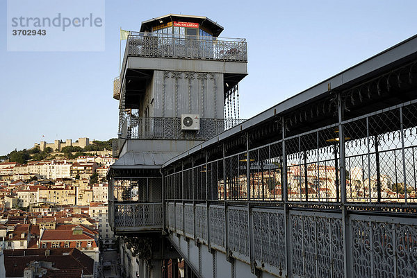 Blick vom Aufzug Elevador Santa Justa oder Elevador do Carmo  auf den Stadtteil Baixa und die Burg Castelo Sao Jorge  maurische Wehranlage  Lissabon  Portugal  Europa