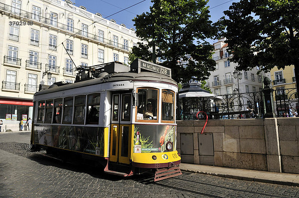 Straßenbahn am Platz Praca Luis de Camoes  Chiado  Lissabon  Portugal  Europa
