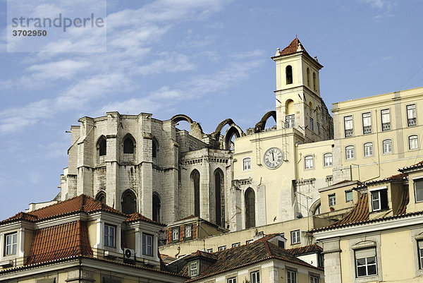 Ruine der Kirche Igreja do Carmo  durch Erdbeben zerstört  Stadtteil Chiado  Lissabon  Portugal  Europa