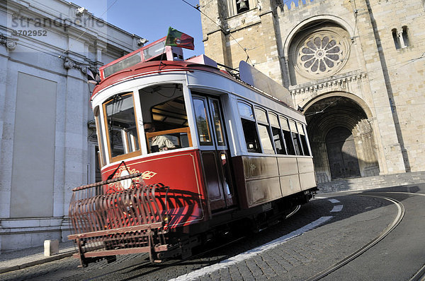 Rote Straßenbahn vor der Kathedrale Catedral SÈ Patriarcal  Lissabon  Portugal  Europa