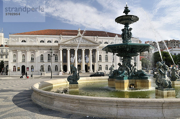 Bronzespringbrunnen und Nationaltheater  Teatro Nacional  auf dem Platz Praca Rossio  Stadtteil Baixa  Lissabon  Portugal  Europa