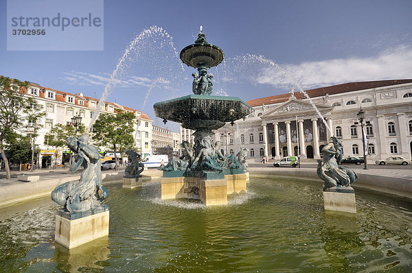 Bronzespringbrunnen und Nationaltheater  Teatro Nacional  auf dem Platz Praca Rossio  Stadtteil Baixa  Lissabon  Portugal  Europa