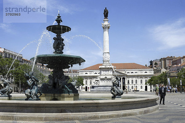 Bronzespringbrunnen und Statue von König Pedro IV auf dem Platz Praca Rossio  Stadtteil Baixa  Lissabon  Portugal  Europa