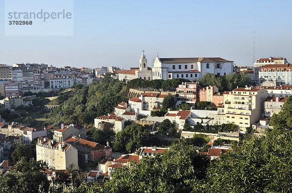 Blick auf das Kloster Mosteiro Nossa Senhora da Graca und Kirche im Stadtteil Alfama  Lissabon  Portugal  Europa