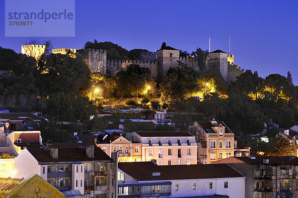 Blick auf die ursprünglich maurische Burg Castelo de Sao Jorge bei Nacht  Lissabon  Portugal  Europa