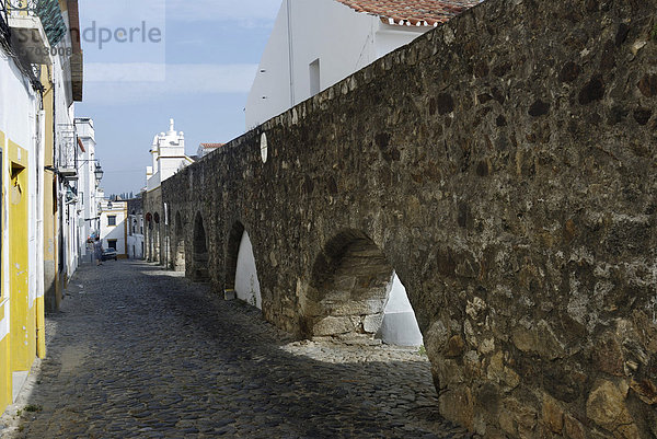 Mittelalterliche Wasserleitung  Aquädukt  Evora  UNESCO Welterbe  Alentejo  Portugal  Europa