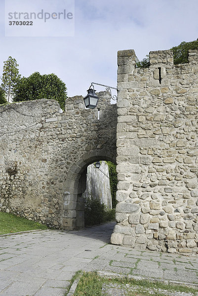 Torbogen in der mittelalterlichen Stadtmauer von Evora  UNESCO Welterbe  Alentejo  Portugal  Europa