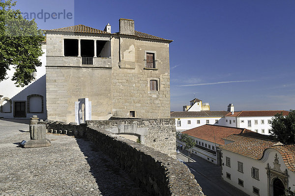 Teil der historischen Stadtmauer von Evora  UNESCO Welterbe  Alentejo  Portugal  Europa