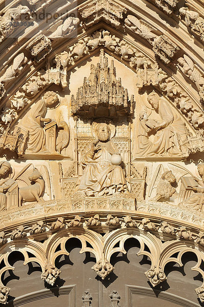 Figur des Gottvater über dem gothischen Hauptportal der Basilika des Dominikaner-Klosters Mosteiro de Santa Maria da Vitoria  UNESCO-Welterbe  Batalha  Portugal  Europa