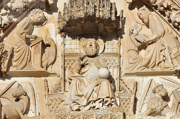 Figur des Gottvater über dem gothischen Hauptportal der Basilika des Dominikaner-Klosters Mosteiro de Santa Maria da Vitoria  UNESCO-Welterbe  Batalha  Portugal  Europa