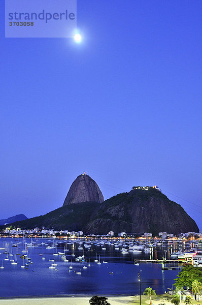 Zuckerhut  P„o de AÁ_car  bei Nacht mit Vollmond  Rio de Janeiro  Brasilien  Südamerika
