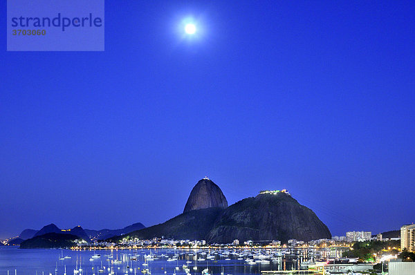 Zuckerhut  P„o de AÁ_car  bei Nacht mit Vollmond  Rio de Janeiro  Brasilien  Südamerika