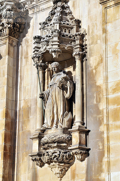 Statue eines Mönchs an der Fassade der Kirche des Klosters der Heiligen Maria von AlcobaÁa  Mosteiro de Santa Maria de AlcobaÁa  UNESCO-Welterbe  Zisterzienserorden  AlcobaÁa  Estremadura  Portugal  Europa