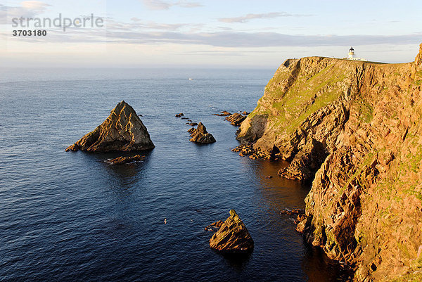 Northern Lighthouse in der Abendsonne von Fair Isle  Shetlands  Schottland  Großbritannien  Europa