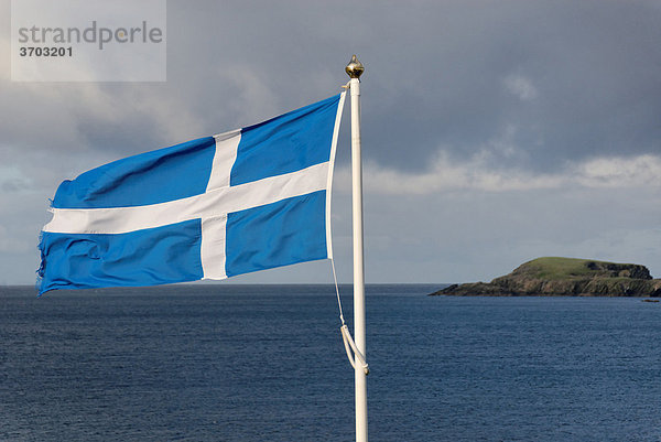 Fahne von Schottland  dahinter eine Insel  Schottland  Großbritannien  Europa