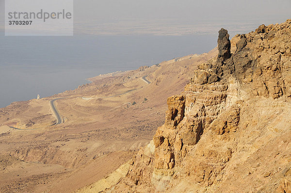 Blick vom Hochufer über das Tote Meer  bei Hamamat Ma'in  Jordanien  Naher Osten  Orient