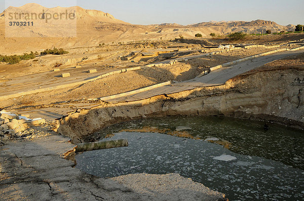 Eines der so genannten Sink Holes am Ufer des Toten Meeres  unterirdischer Erdeinbruch verursacht durch Wasserrückgang  bei Safi  Jordanien  Naher Osten  Orient