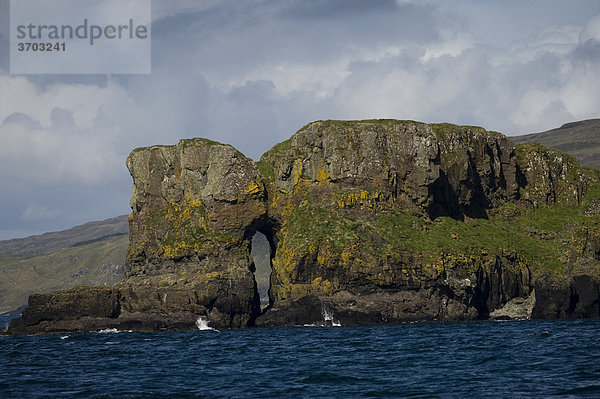 Innere Hybriden  Felsformation vor Isle of Mull  Schottland  Großbritannien  Europa