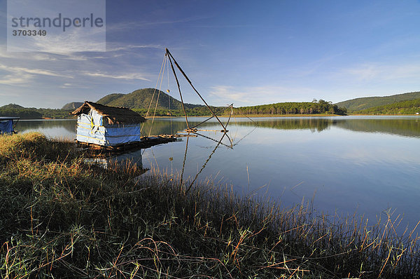 Fischerhütte am Ufer des Tuyen Lam See  Dalat  Zentrales Hochland  Vietnam  Asien