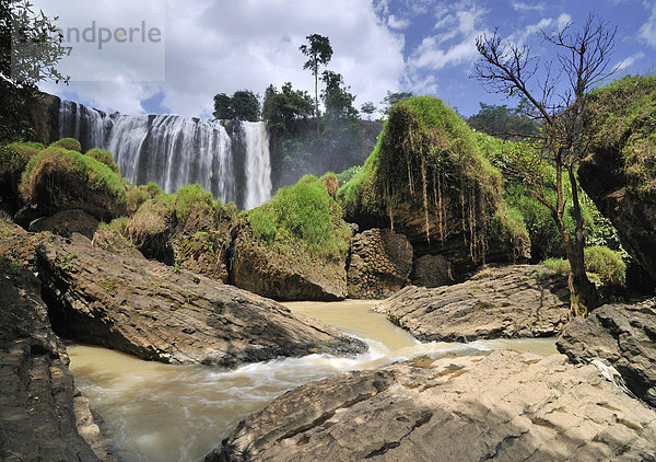 Elephant Falls  Wasserfall  felsige moosbewachsene Gegend  Zentrales Hochland  Vietnam  Asien