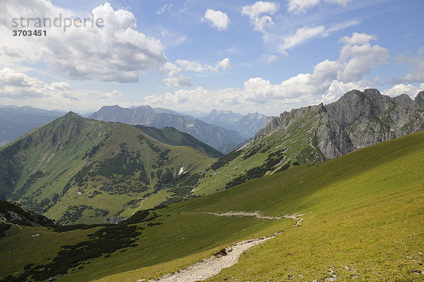 Links Polster  1910m  mit Leobner Hütte  Trenchtling  Hochschwab  Steiermark  Österreich  Europa