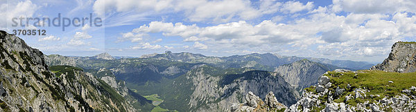 Blick zum Hochschwabmassiv  in Bildmitte Pfarrerlacke  Wanderung Trenchtling  Hochschwab  Steiermark  Österreich  Europa