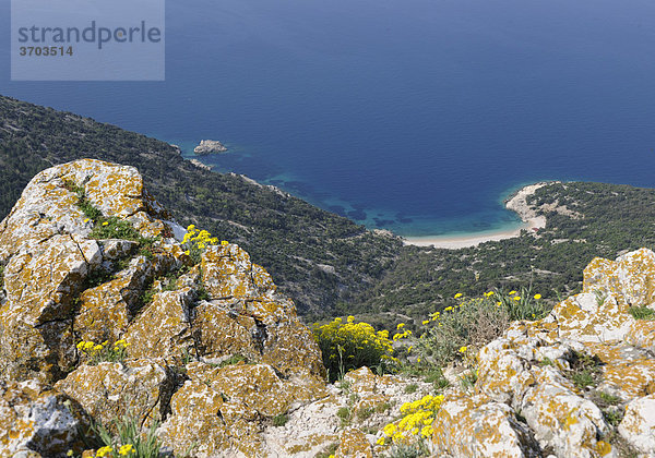 Blick auf den Sandstrand unter Lubenice auf Cres  Kroatien  Europa