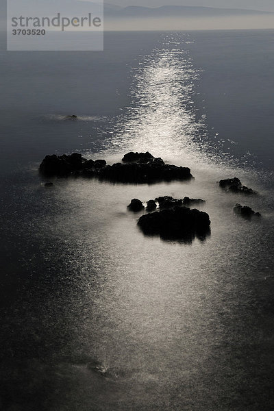 Mondlicht am Meer nahe Krk  Kroatien  Europa