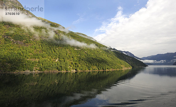 Fjordlandschaft im Geirangerfjord  Norwegen  Skandinavien  Nordeuropa