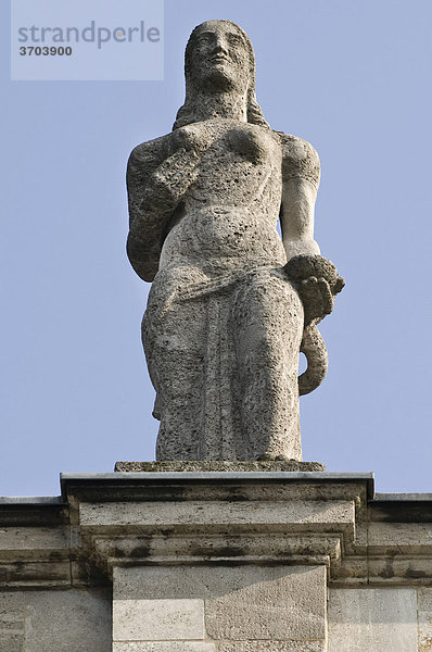 Weibliche Statue mit Schlange in der rechten Hand  auf dem Universitätshauptgebäude Bonn  Nordrhein-Westfalen  Deutschland  Europa