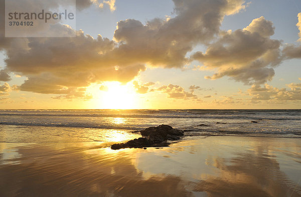 Sonnenuntergang und Wolkenhimmel mit Spiegelung am Atlantik  El Cotillo  Fuerteventura  Kanarische Inseln  Kanaren  Spanien  Europa