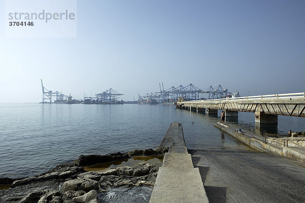 Containerschiffe  Hafen  Malta  Südeuropa  Europa