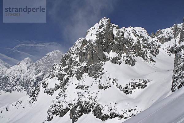 Verschneite Berglandschaft kurz vor einem Sturm  Dachstein  Ramsau  Österreich  Europa