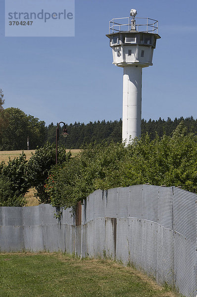 Grenze zur ehemaligen DDR  Wachturm mit Grenzzaun bei Mödlareuth  Deutsch-Deutsches Museum Mödlareuth  Bayern - Thüringen  Deutschland  Europa