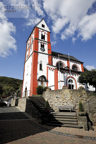 Romanische katholische Pfarrkirche St. Viktor in Oberbreisig  Rheinland-Pfalz  Deutschland  Europa