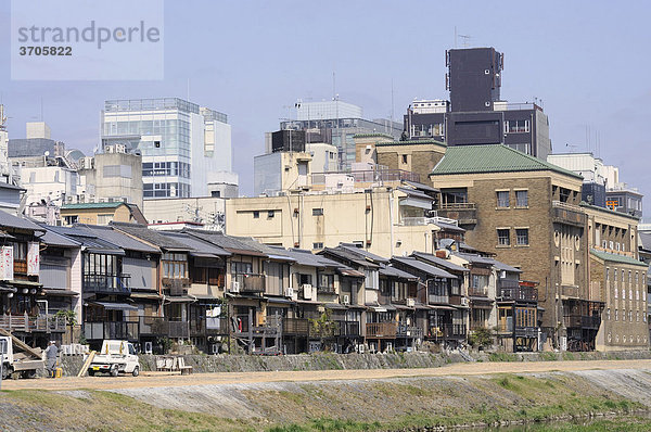 Traditionelle Häuser  Vergnügungsviertel  und Hochhäuser im Zentrum von Kyoto am Kamo Fluss  Japan  Asien