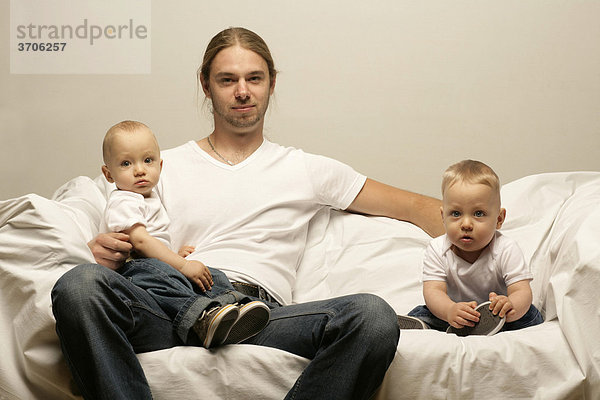 Vater mit Zwillingen  Jungen  1 Jahr