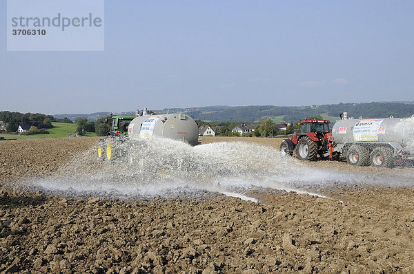 Milchbauern schütten aus Protest ihre Milch auf den Acker  Overath  Rheinisch-Bergischer Kreis  Nordrhein-Westfalen  Deutschland  Europa