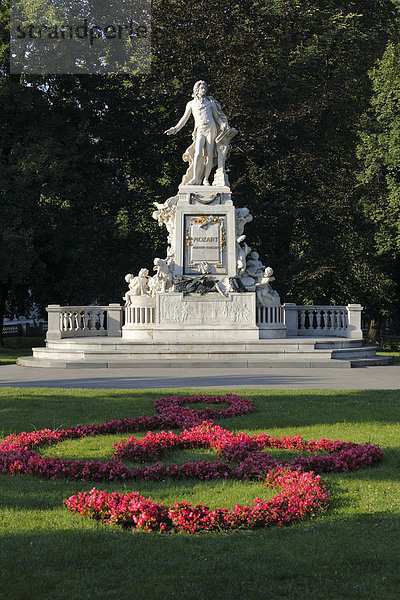 Mozart-Denkmal im Burggarten  Wien  Österreich  Europa