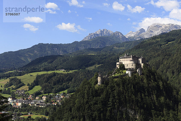 Festung Hohenwerfen  Werfen  dahinter der Hochkönig  Pongau  Land Salzburg  Salzburger Land  Österreich  Europa